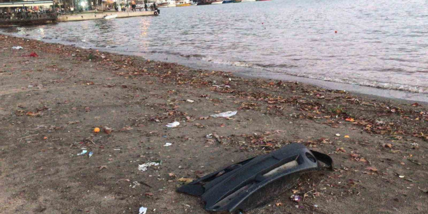 Marmaris’te etkili olan sağanağın ardından sahil çöple doldu