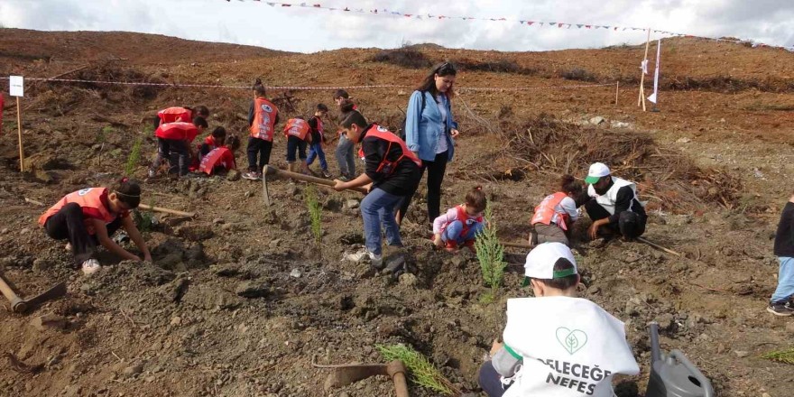 Marmaris’te geleceğe nefes için 6 bin300 fidan toprakla buluştu