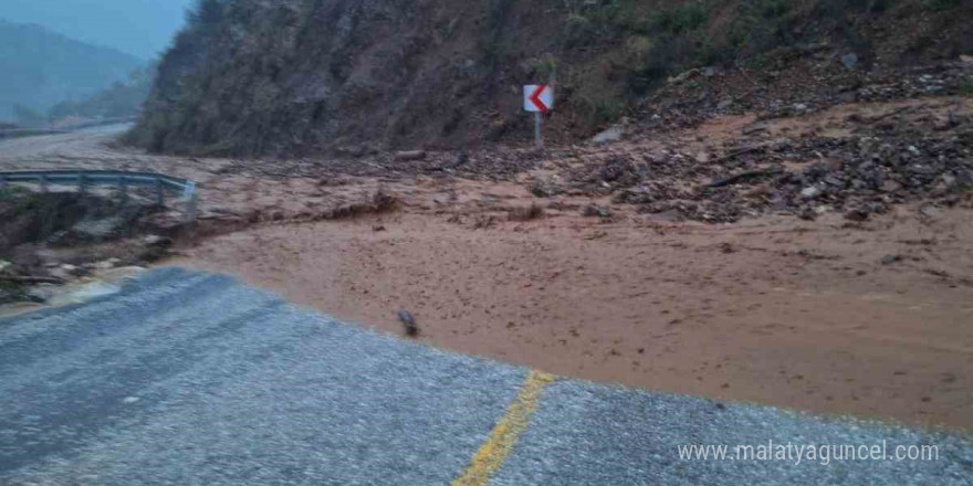 Marmaris’te sağanak etkili oldu, toprak kayması sonucu yollar kapandı