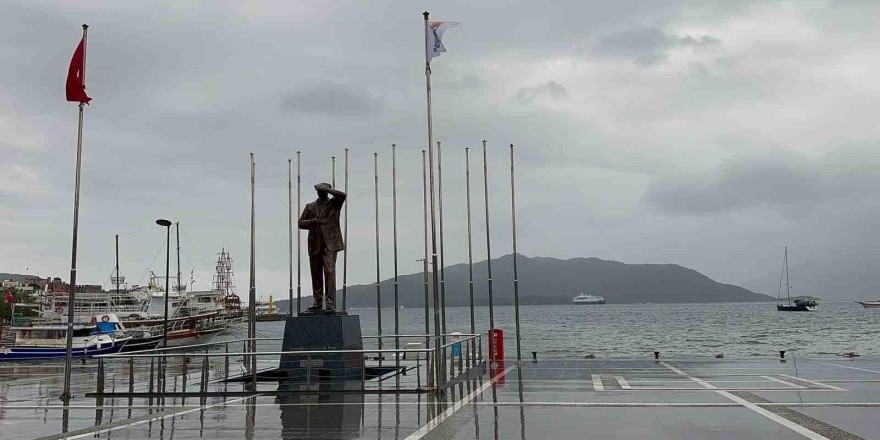 Marmaris’te sağanak yağış etkili oluyor