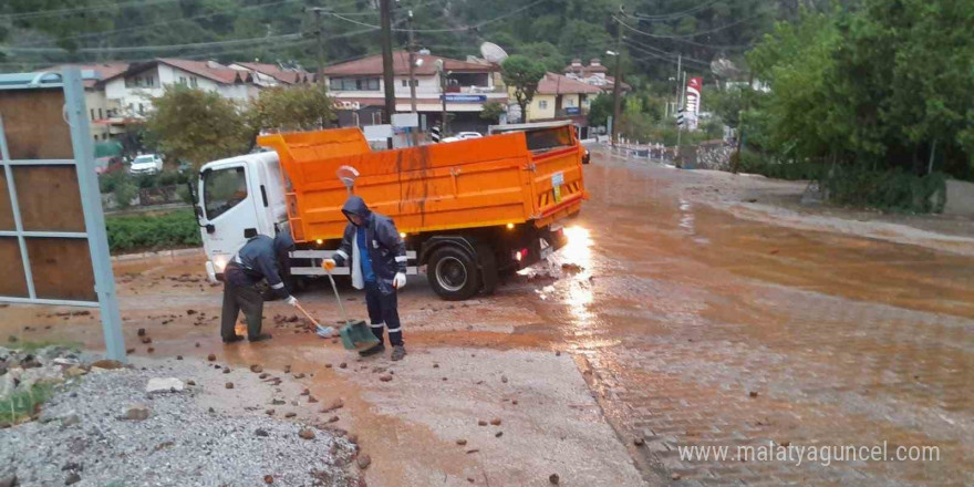 Marmaris’te sağanak yağış etkisini sürdürüyor