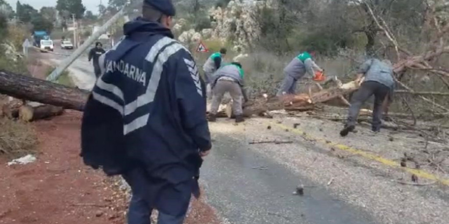 Marmaris’te sağanak yağış ve fırtına devam ediyor