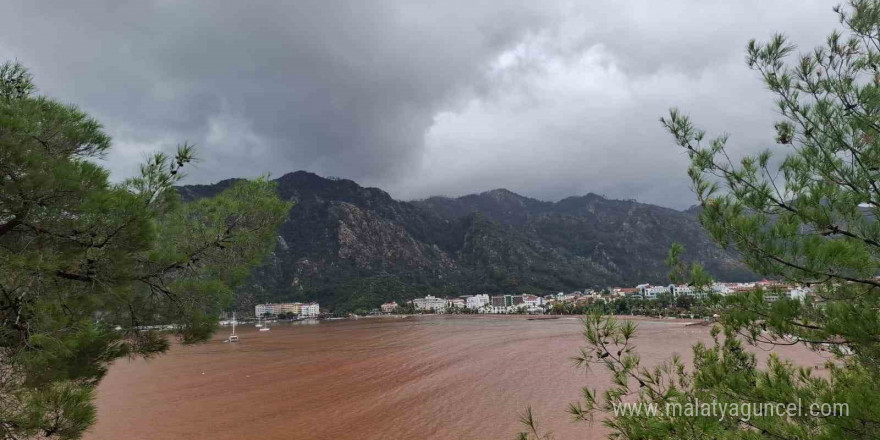 Marmaris’te sağanak yağışla sokaklar dereye, denizin rengi kahverengiye döndü