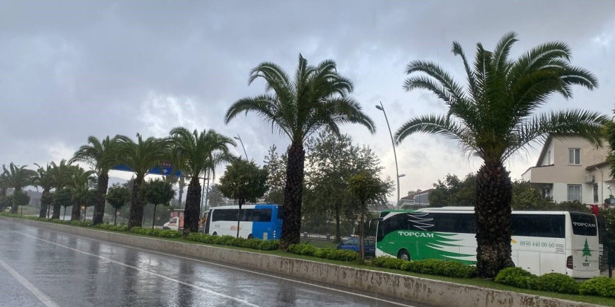 Marmaris’te yağmur etkili oldu