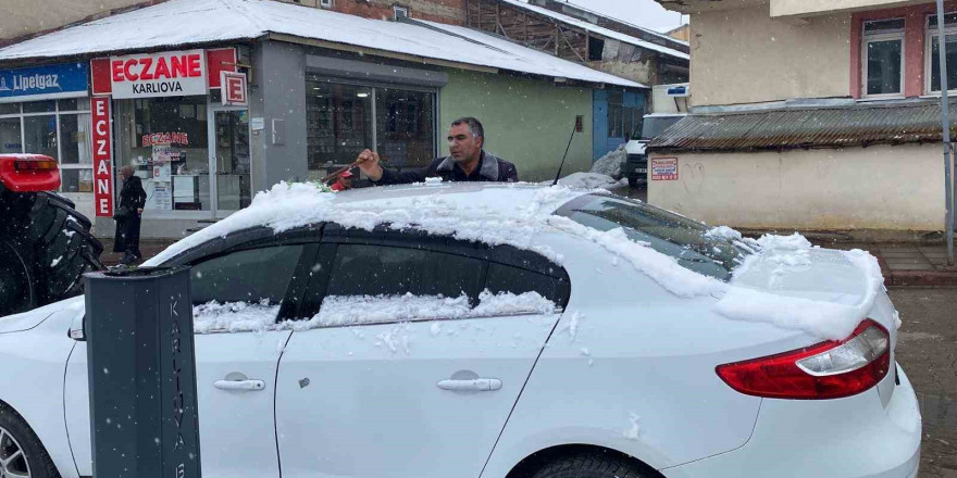 Mart yine kapıdan baktırdı: Karlıova’da kar yağdı