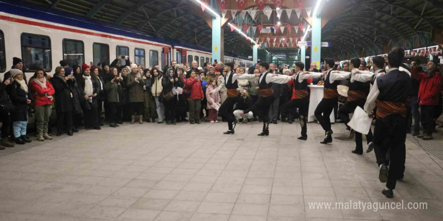 Masalsı yolculuğun treni Sivas’a vardı, yolcular halayla karşılandı