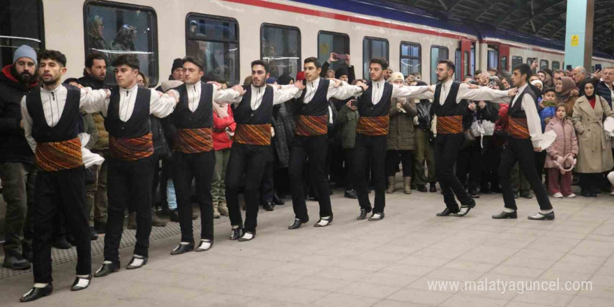 Masalsı yolculuğun treni Sivas’a vardı, yolcular halayla karşılandı