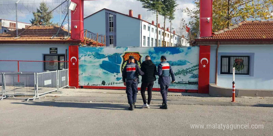 Maske ile girdiği evin sahibinin boğazına bıçak dayayıp hesabına 70 bin lira yatırttı