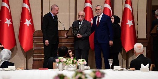 Mehmet ’Usta’ Cumhurbaşkanı Erdoğan’dan plaket aldı