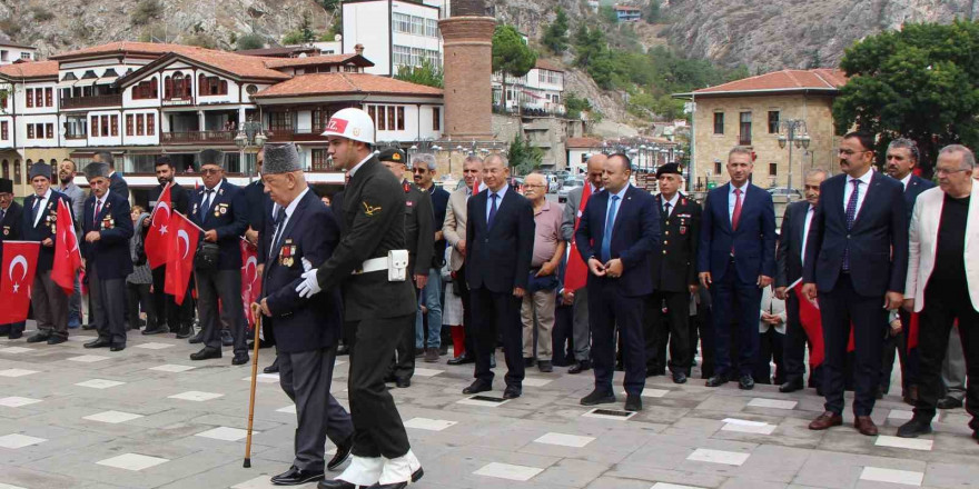 Mehmetçik gaziye omuz verdi