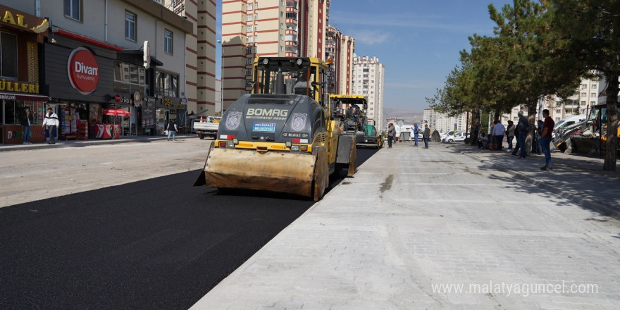 Melikgazi Belediyesi Tınaztepe Mahallesi’nde asfalt ve çevre düzenlemesi çalışmalarını sürdürüyor