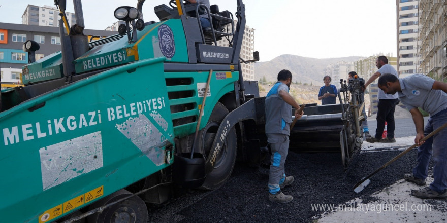 Melikgazi Belediyesi Tınaztepe Mahallesi’nde asfalt ve çevre düzenlemesi çalışmalarını sürdürüyor