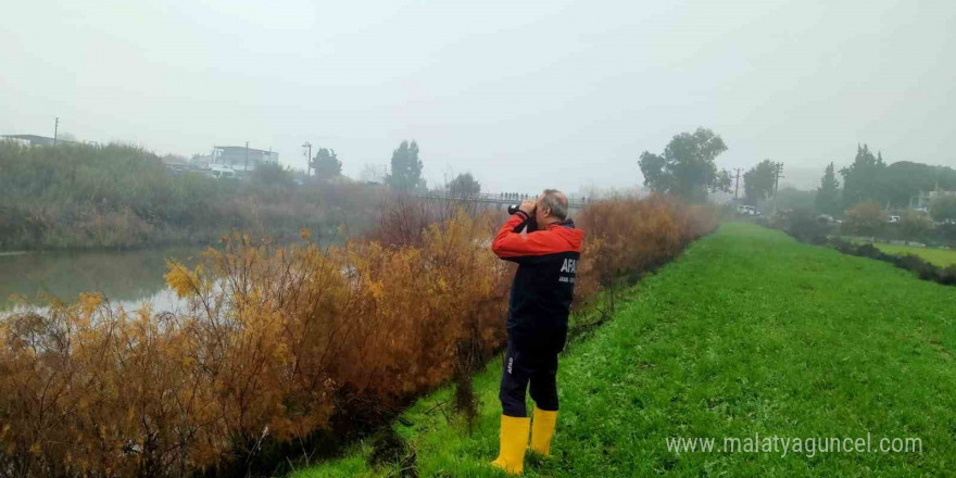 Menderes Nehri’ne düşen kişiyi bulmak için ekipler seferber oldu