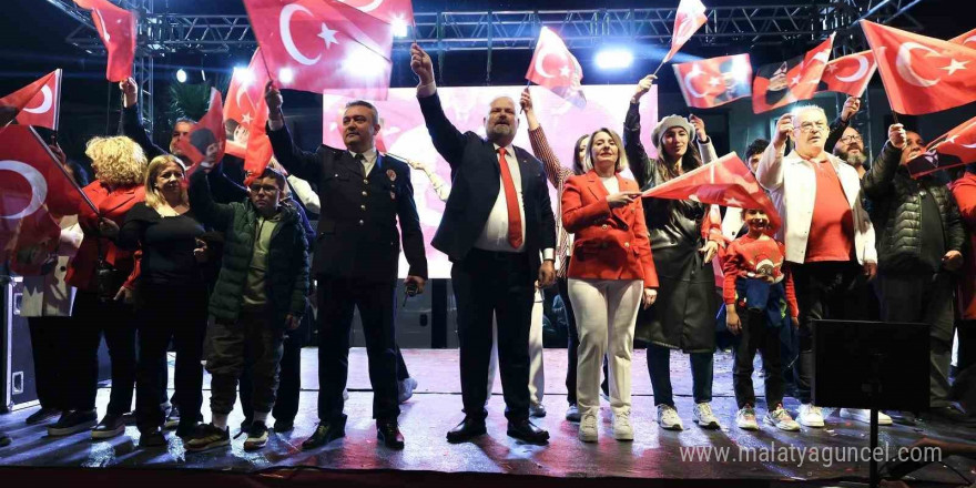 Menemen’de binler, cumhuriyet aşkıyla yürüdü