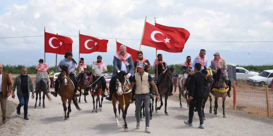 Menemen’de rahvan at yarışları heyecanı