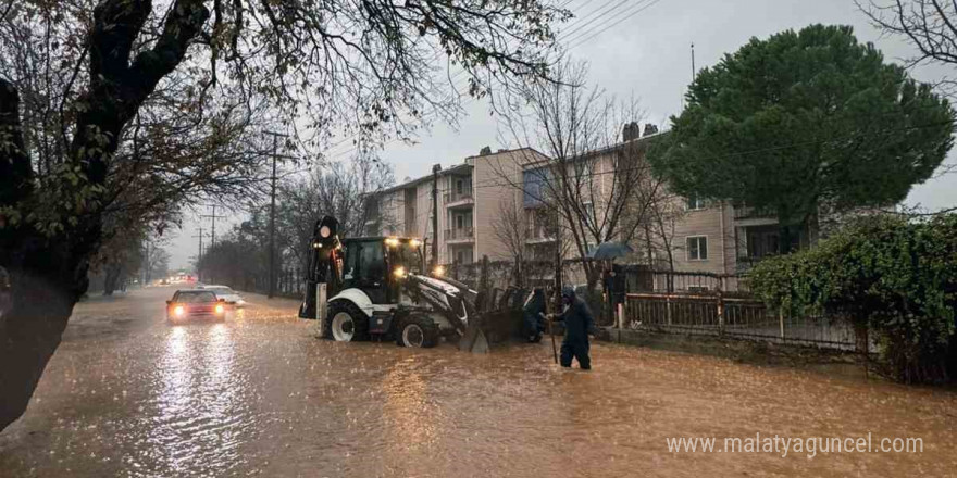 Menteşe Belediyesi ekiplerinden yağmur mesaisi