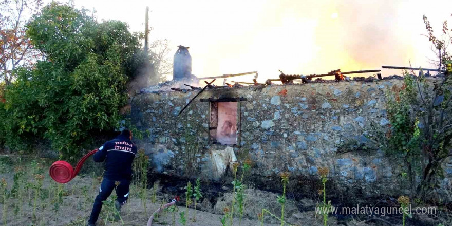 Menteşe’de ev ve ahır yangını söndürüldü