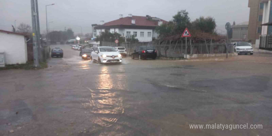 Menteşe’de sağanak yağış hayatı olumsuz etkiledi