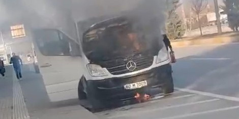 Mercedes alevler içinde kaldı, işçiler güçlükle kurtuldu