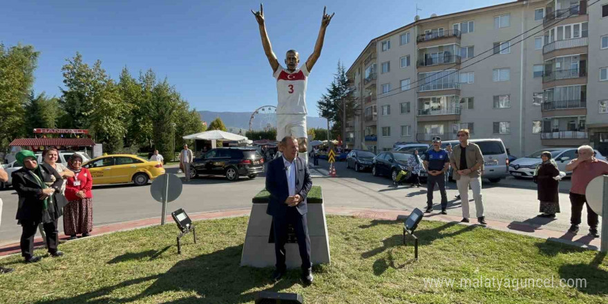 Merih Demiral’dan Tanju Özcan’a ‘heykel’ teşekkürü