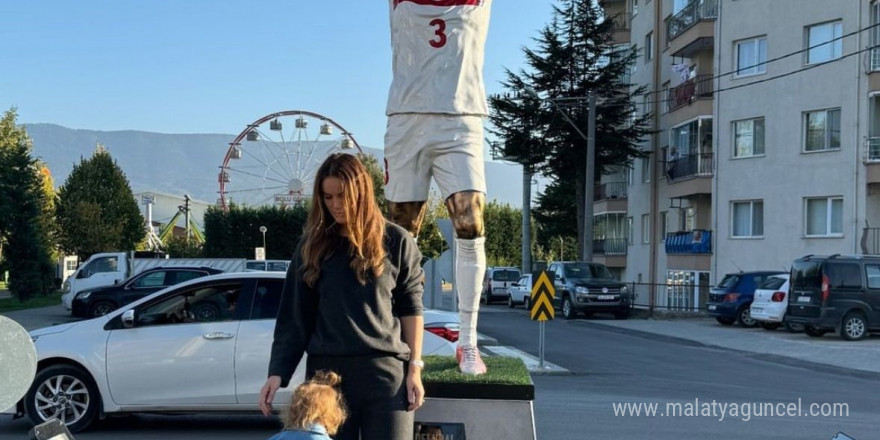 Merih Demiral’ın heykelinin önünde eşi fotoğraf çektirdi