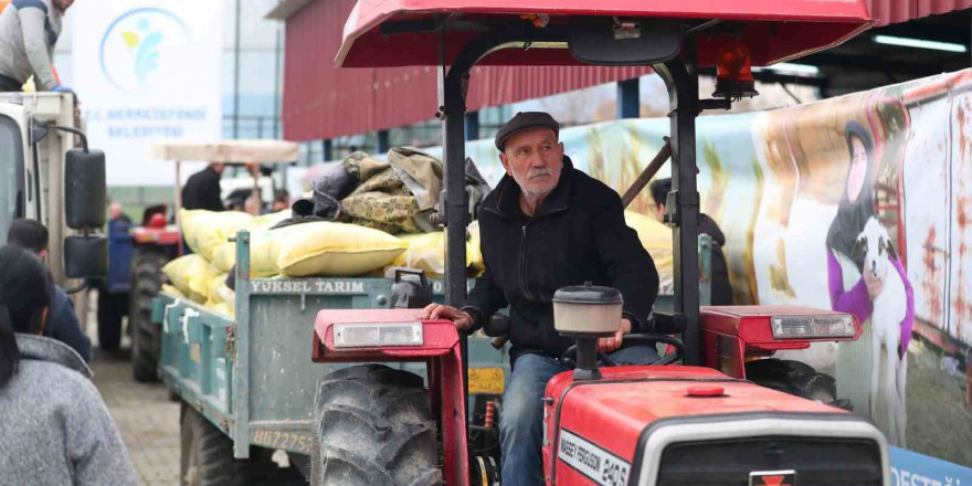 Merkezefendi Belediyesi çiftçilere 100 ton gübre desteği sağladı