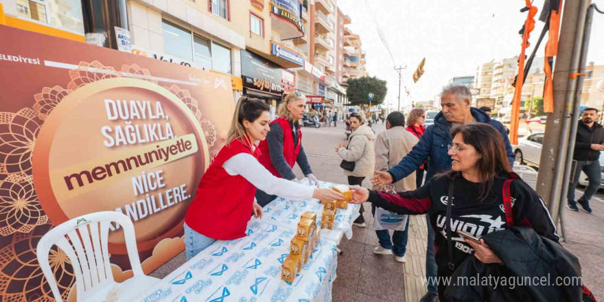 Mersin Büyükşehir Belediyesi, Regaip Kandili’nde 15 bin kandil simidi dağıttı