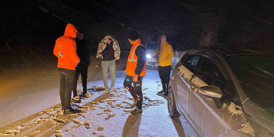 Mersin Büyükşehir ekiplerinin kar nöbeti sürüyor