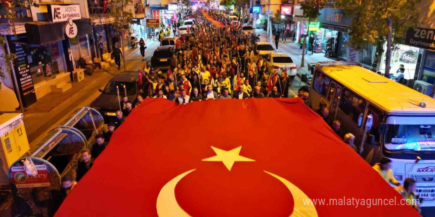 Mersin Erdemli’de binlerce kişi meşaleli bayrak yürüyüşüne katıldı