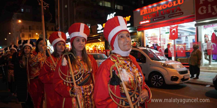 Mersin Erdemli’de binlerce kişi meşaleli bayrak yürüyüşüne katıldı