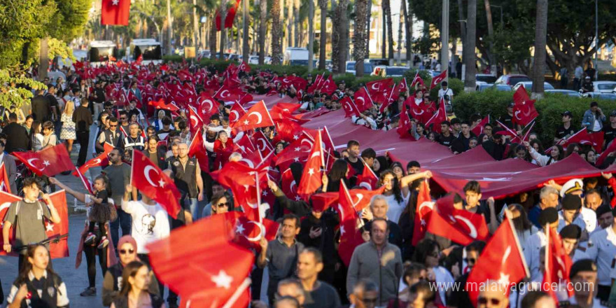 Mersin’de 101 metre uzunluğunda Türk bayrağıyla yürüyüş yapıldı