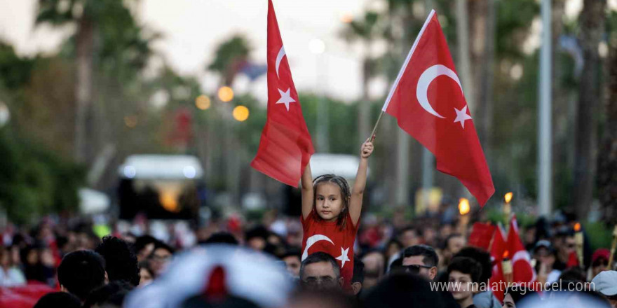 Mersin’de 101 metre uzunluğunda Türk bayrağıyla yürüyüş yapıldı