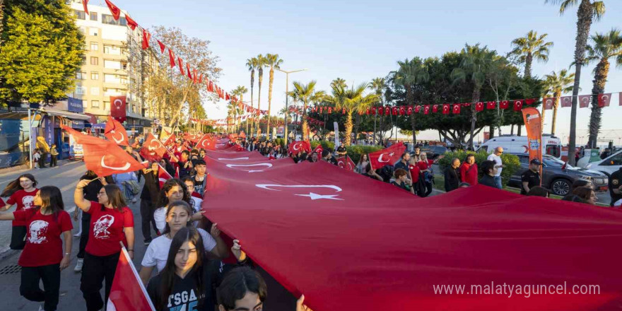 Mersin’de 101 metre uzunluğunda Türk bayrağıyla yürüyüş yapıldı