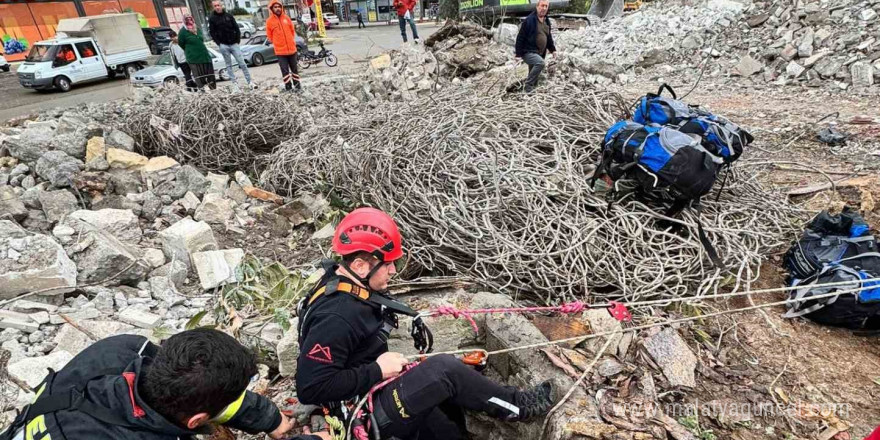 Mersin’de 12 metre derinlikteki su kuyusuna düşen şahsı itfaiye kurtardı