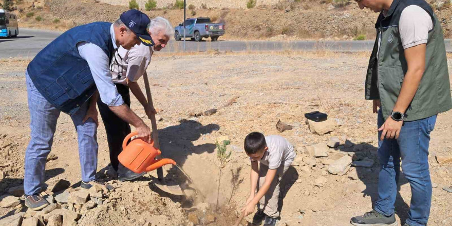 Mersin’de 2 bin 500 fidan toprakla buluşturuldu