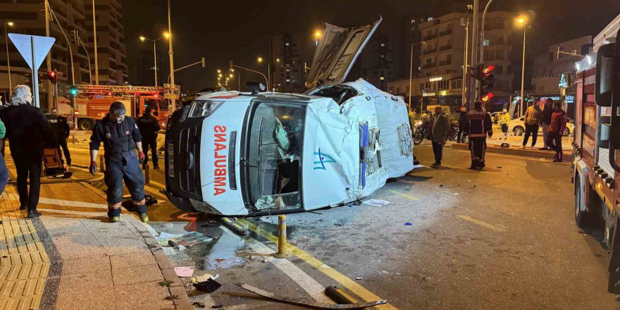 Mersin’de ambulans ile otomobil çarpıştı: 1’i ağır 7 yaralı