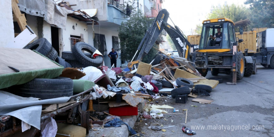 Mersin’de çöp evden tonlarca atık çıktı