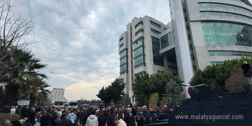 Mersin’de DEM Partili Akdeniz Belediye Başkanı ve 4 meclis üyesi tutuklandı