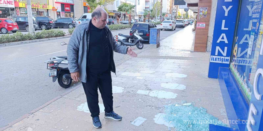 Mersin’de fırtına ağaçlar devrildi, araçlar zarar gördü camlar kırıldı