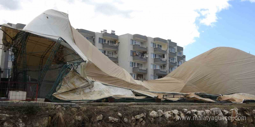 Mersin’de fırtına halı sahayı çökertti