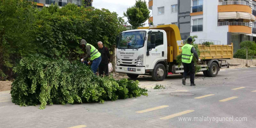 Mersin’de fırtına halı sahayı çökertti