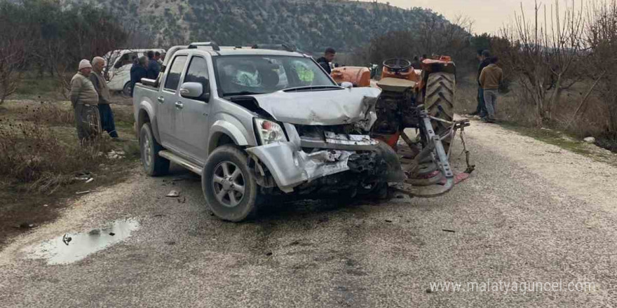 Mersin’de kamyonet traktöre arkadan çarptı: 4 yaralı