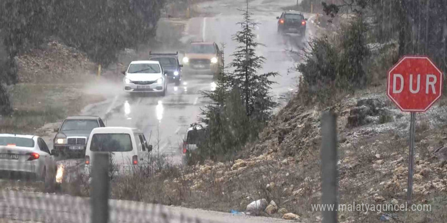 Mersin’de kar yağışı izleyenlere görsel şölen yaşattı