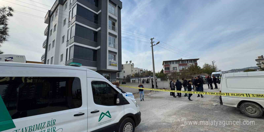 Mersin’de koca vahşeti: Eşini yeni aldıkları evin önünde öldürdü