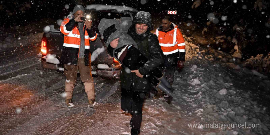 Mersin’de mahsur kalanların imdadına karla mücadele ekipleri yetişti