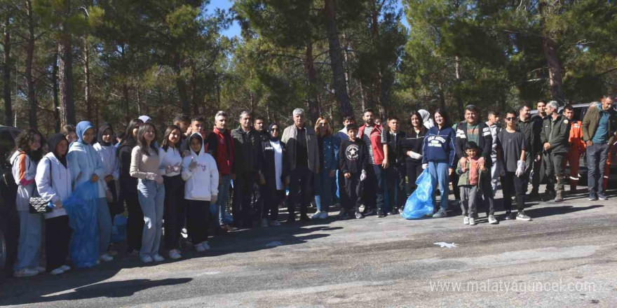 Mersin’de öğrencilerden orman temizliği