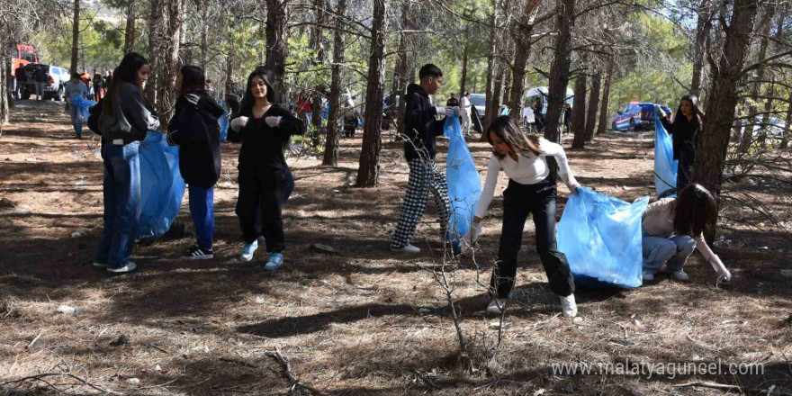 Mersin’de öğrencilerden orman temizliği