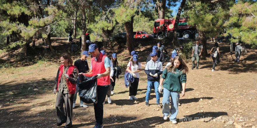 Mersin’de ormanlık alanda torbalarca çöp toplandı