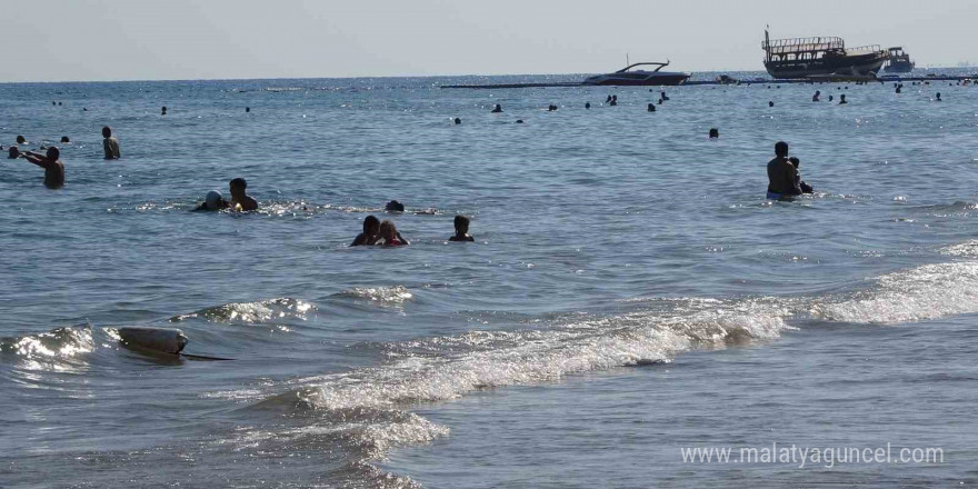 Mersin’de sahiller, sakinliği sevenlere kaldı