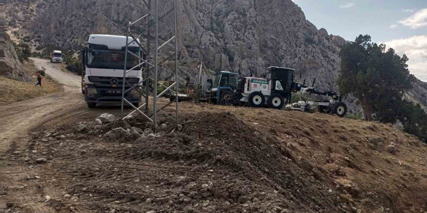 Mersin’de selden kapanan yollar ulaşıma açıldı